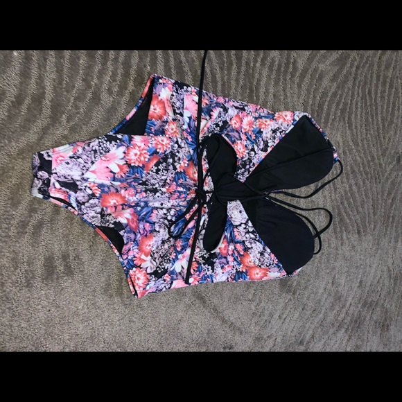 Beach Betty slimming control strapping one piece! - Picture 5 of 7